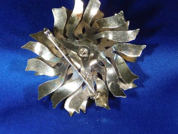 Blooming Chrysanthemum Vintage Brooch - image 3