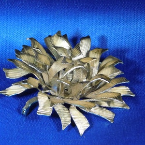 Blooming Chrysanthemum Vintage Brooch image 2