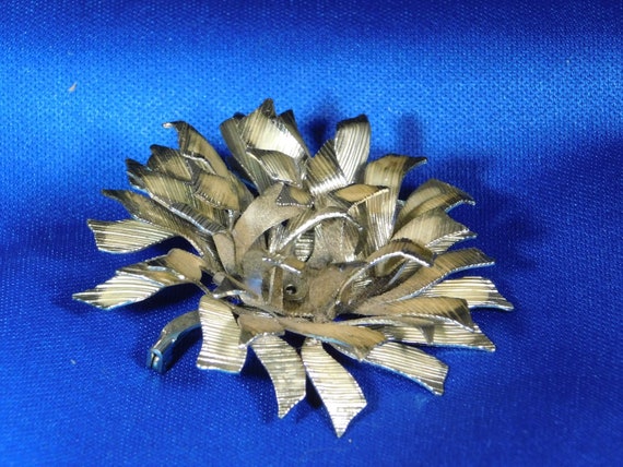 Blooming Chrysanthemum Vintage Brooch - image 2