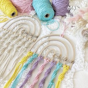 Macrame Rainbow muur hangen / Rainbow muur hangen / Macramè Rainbow / gepersonaliseerde regenboog / gepersonaliseerd cadeau