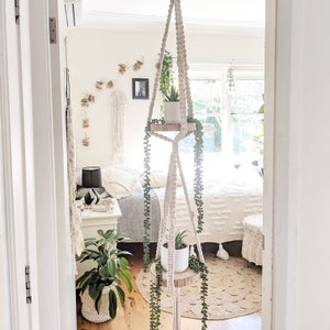 Macrame Hanging Shelf Macrame Shelf Macrame Floating Shelf Hanging Planter Macrame Plant Hanger Double Macrame Plant Holder imagem 6