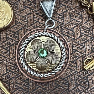 Colgante de cobre rojo hecho a mano: Collar bohemio de plata con flor de peridoto