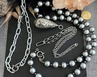 Gelaagde ketting: zilvergrijze houten kralen, roestvrijstalen en aluminium ketting,