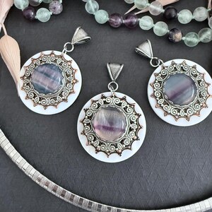 Pendentif pierre gemme ronde en fluorite de 38 mm : coquillage blanc de style victorien, filigrane d'argent oxydé