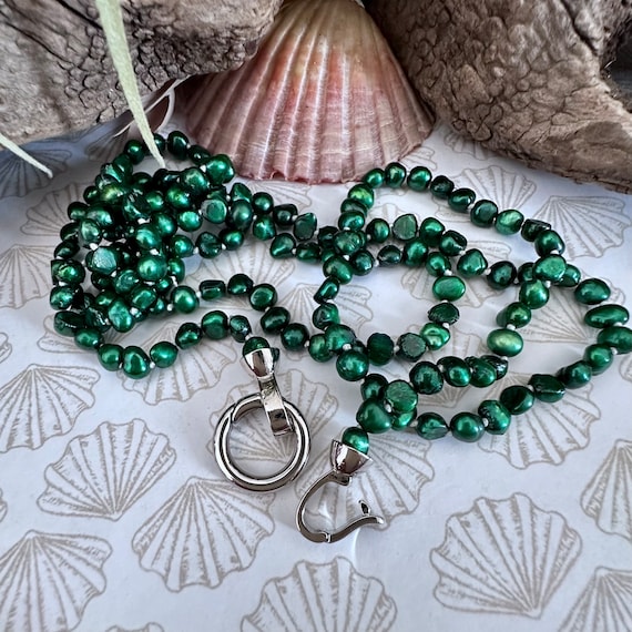 Dark green 2024 pearl necklace