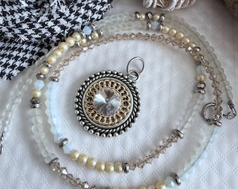 Chokerketting met grijze parel: handgemaakte gelaagdheid en hanger