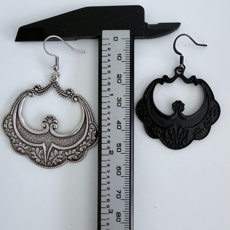 Pu&ograve; includere: Un set di tre tazze in ceramica con finitura opaca e macchiettata. Ogni tazza presenta un colore diverso: azzurro, crema e grigio. Le tazze hanno un design semplice e moderno, per caff&egrave; o t&egrave;.