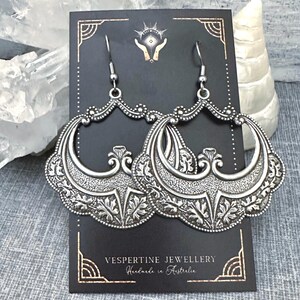 Pu&ograve; includere: Un cartello in legno rustico con la scritta "Welcome to our home" in lettere bianche. Il cartello presenta una finitura invecchiata e un design semplice e invitante, perfetto per l'arredamento della porta d'ingresso.