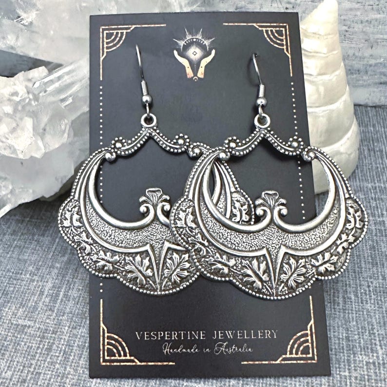 Pu&ograve; includere: Un cartello in legno rustico con la scritta "Welcome to our home" in lettere bianche. Il cartello presenta una finitura invecchiata e un design semplice e invitante, perfetto per l'arredamento della porta d'ingresso.