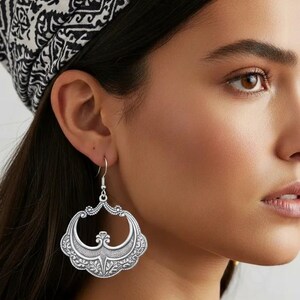 Pu&ograve; includere: Un set di tre ciotole impilabili in ceramica nei toni del blu, verde e bianco. Le ciotole presentano una smaltatura maculata e un design semplice e moderno. La ciotola pi&ugrave; grande misura circa 15 cm di diametro.