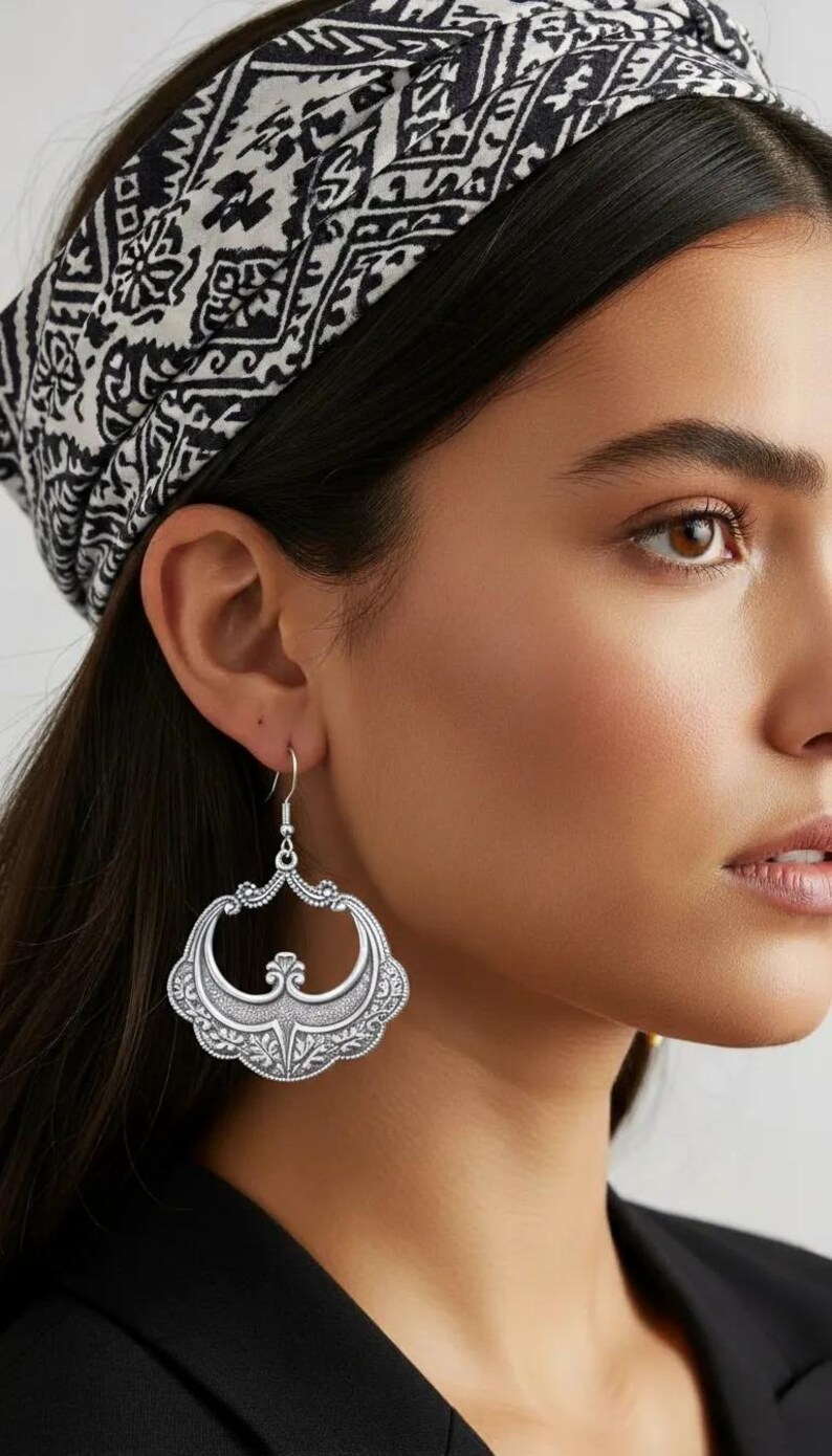 Pu&ograve; includere: Un set di tre ciotole impilabili in ceramica nei toni del blu, verde e bianco. Le ciotole presentano una smaltatura maculata e un design semplice e moderno. La ciotola pi&ugrave; grande misura circa 15 cm di diametro.