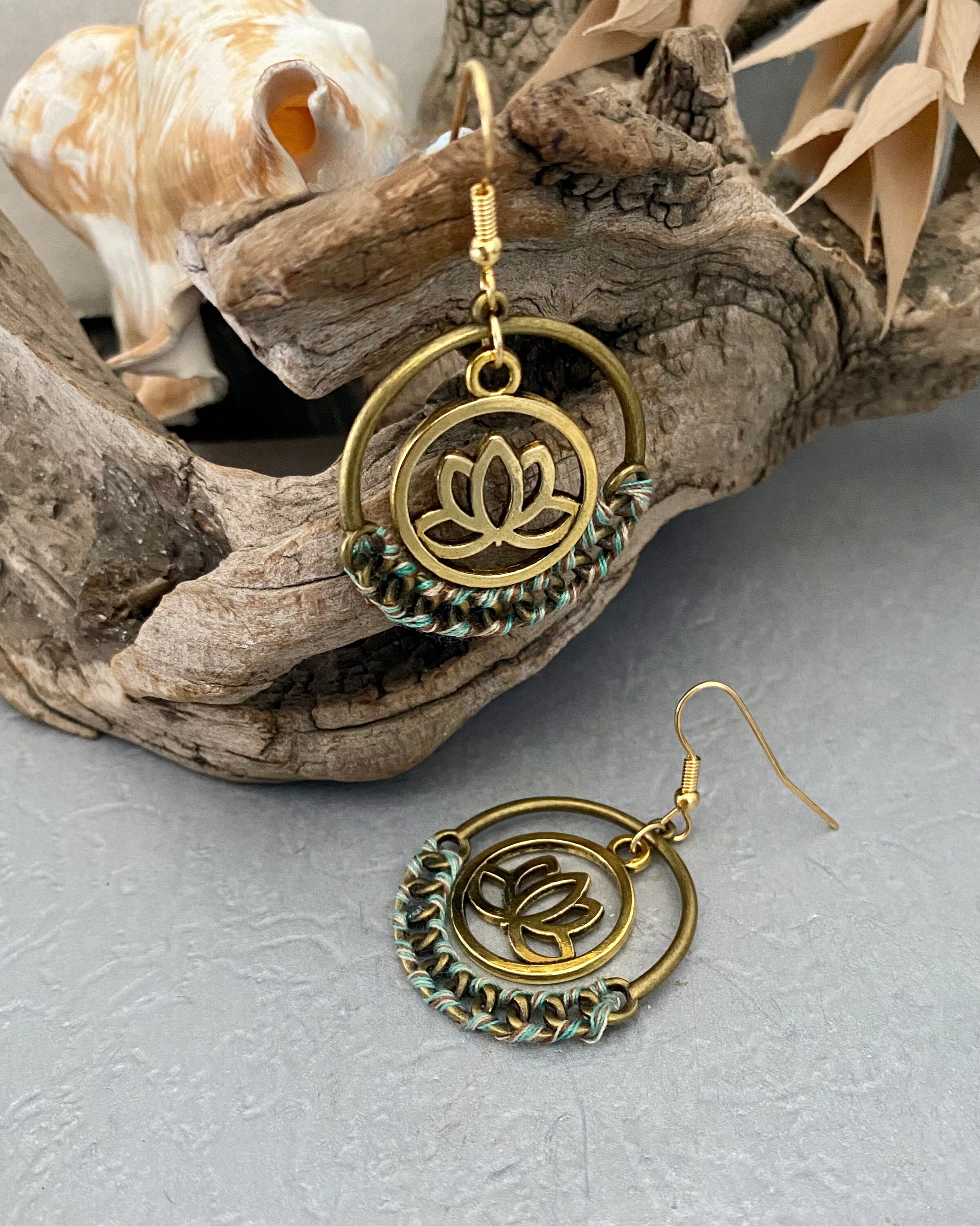 Orecchini a cerchio con fiore di loto mandala in ottone dorato