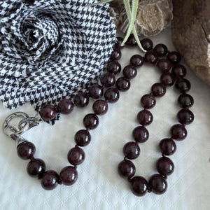 Collier noué de perles grenat de 8 mm et 10 mm : fermoir en acier inoxydable