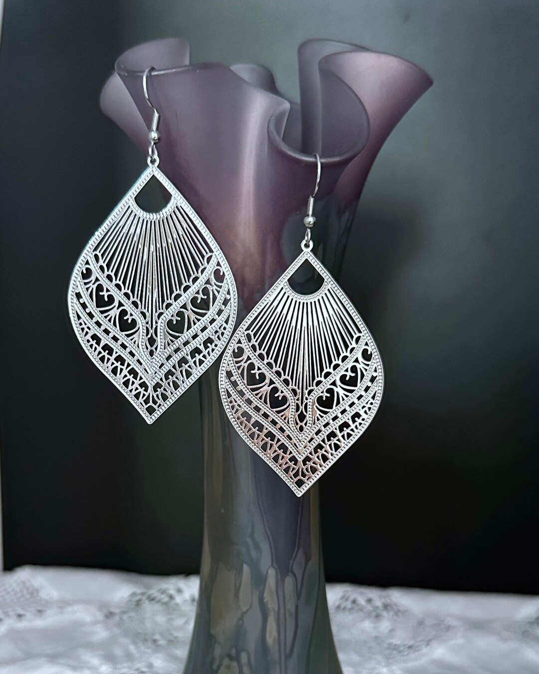 Boucles D’oreilles Grandes Fleurs En Métal Argenté - Dormeuses Légères - 7.5 X 6 Cm