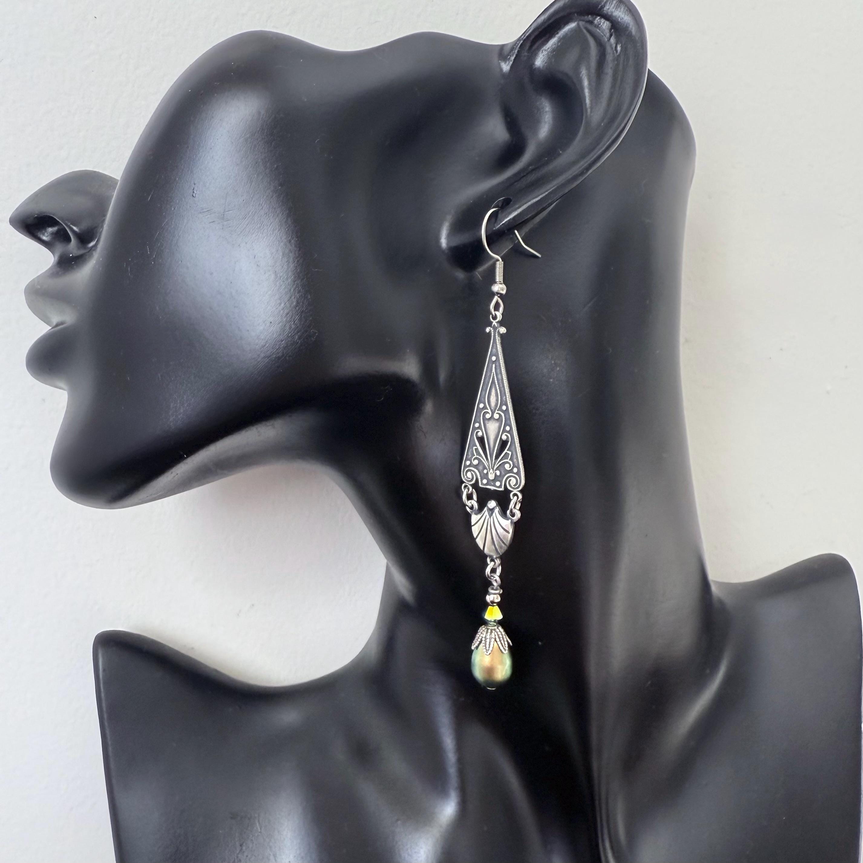 Orecchini pendenti in vetro verde acqua. Orecchini pendenti in vetro verde avvolto in argento sterling. Orecchini in vetro turchese. Gioielli in vetro ceco. Orecchini verde acqua - Italia