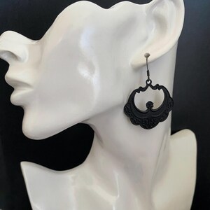 Pu&ograve; includere: Un set di tre tazze in ceramica con finitura opaca e macchiettata. Le tazze sono nei toni del crema, grigio chiaro e grigio scuro. Ogni tazza ha un design semplice e minimalista, perfetto per caff&egrave; o t&egrave;.