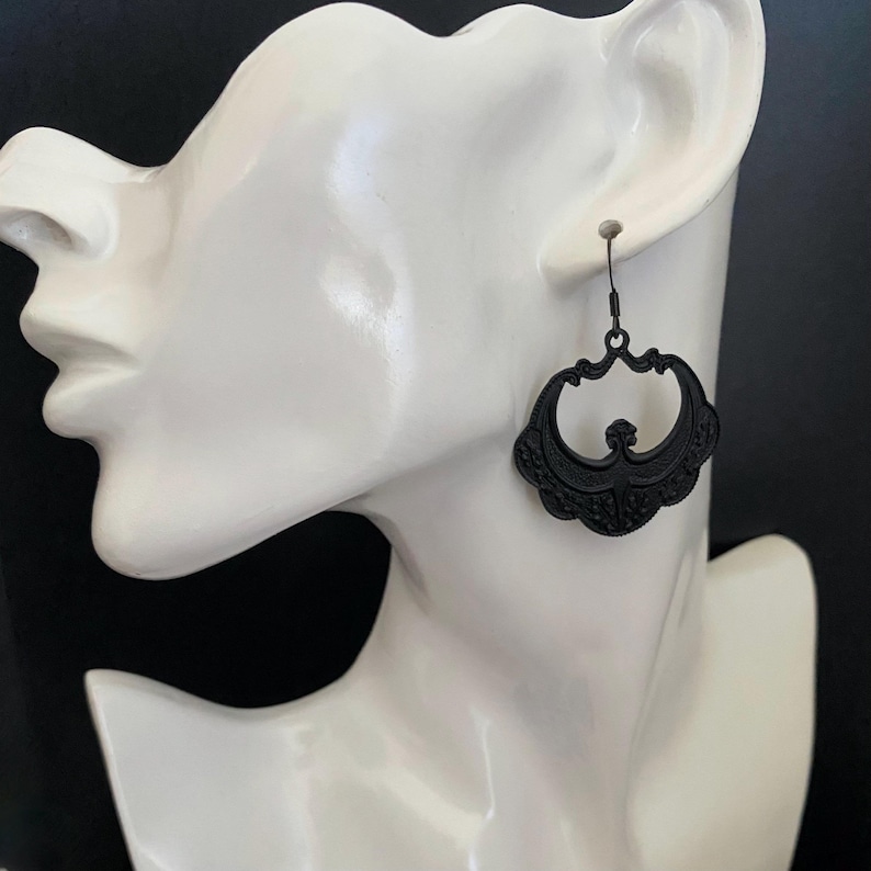 Pu&ograve; includere: Un set di tre tazze in ceramica con finitura opaca e macchiettata. Le tazze sono nei toni del crema, grigio chiaro e grigio scuro. Ogni tazza ha un design semplice e minimalista, perfetto per caff&egrave; o t&egrave;.