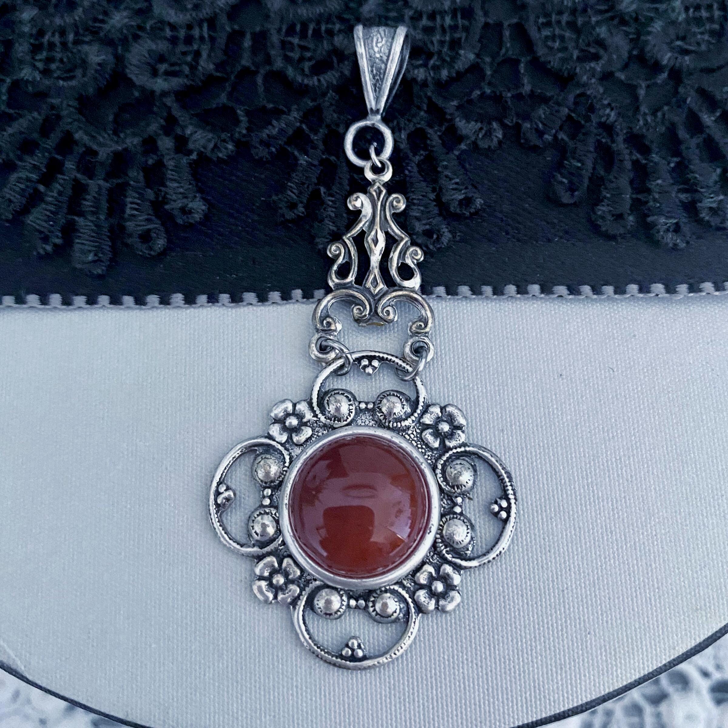 カーネリアンのヴィンテージスタイルペンダント：小さな手作りの宝石