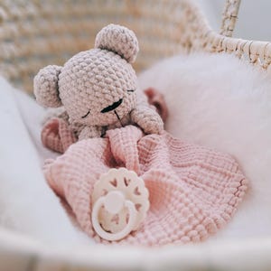 Gehäkelter Teddybär als Babygeschenk für Jungen & Mädchen | weiches Plüschtier als erstes Kuscheltier für Babys zur Geburt | in 4 Farben