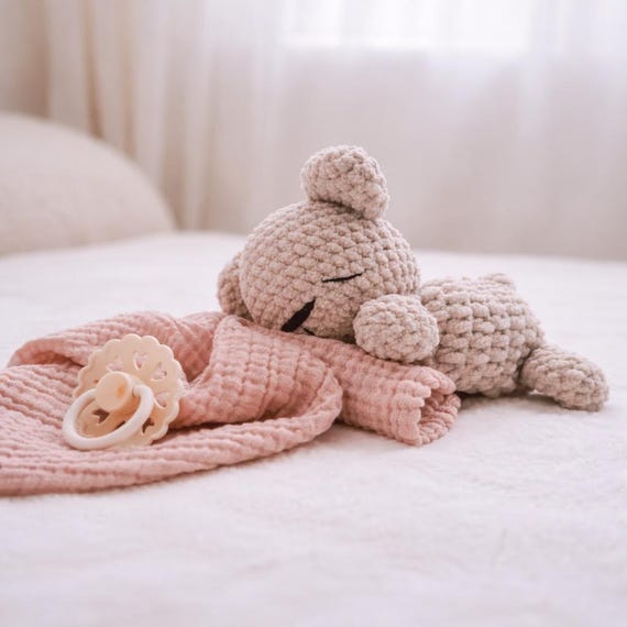 Häkel-Kuscheltier zur Geburt | Handgemachtes Babygeschenk für Jungen & Mädchen | gehäkeltes Schmusetuch | Teddybär als erstes Kuscheltier