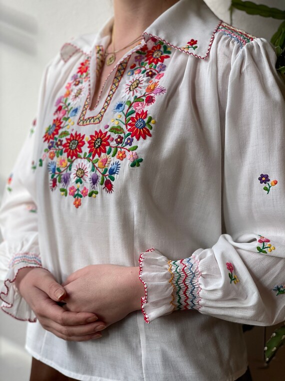 Vintage 1970s Embroidered Flower blouse