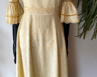 Vintage 70er Jahre gelbes Broderie Maxikleid