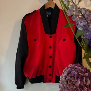 Jaqueta bomber preta e vermelha vintage dos anos 80