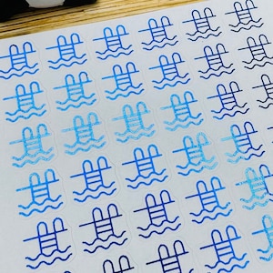 Puede incluir: Una hoja de pegatinas con un patrón repetido de piscinas azules con escaleras. Las pegatinas están sobre un fondo blanco.