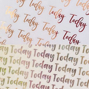 Könnte beinhalten: Eine Blatt mit Aufklebern mit dem Wort "Heute" in kursivschrift. Die Aufkleber sind in zwei verschiedenen Stilen: einer mit einer roségoldenen Folienbeschichtung und der andere mit einem holografischen Finish.