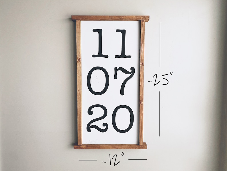 K&ouml;nnte beinhalten: Ein Schild mit Holzrahmen und der Aufschrift "11 07 20" in schwarzen Buchstaben. Das Schild ist etwa 30,5 cm breit und 63,5 cm hoch.