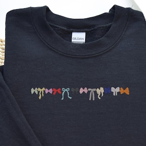 Sudadera bordada In My Bow Era - Cuello redondo inspirado en Taylor Swift