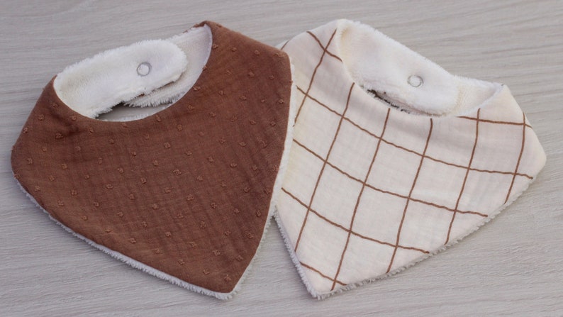 Bavoir bandana double gaze pour bébé, cadeau de naissance, bavoir camel, carreaux, motif oiseau, vendu à lunité image 5