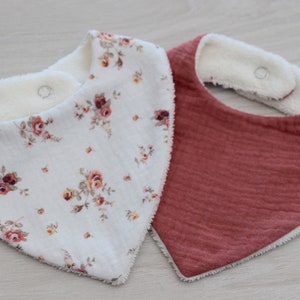 Bavoir bandana double gaze pour bébé, cadeau de naissance, bavoir fleurs, bavoir blanc, vendu à lunité image 3