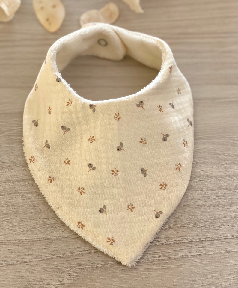 Bavoir bandana double gaze pour bébé, cadeau de naissance, bavoir moutarde et beige, bavoir brodé brodé ou motif fleur, vendu à lunité image 4