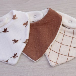 Bavoir bandana double gaze pour bébé, cadeau de naissance, bavoir camel, carreaux, motif oiseau, vendu à lunité image 1