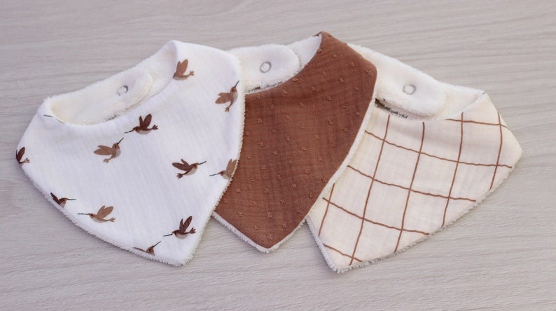 Bavoir bandana double gaze pour bébé, cadeau de naissance, bavoir camel, carreaux, motif oiseau, vendu à lunité image 1