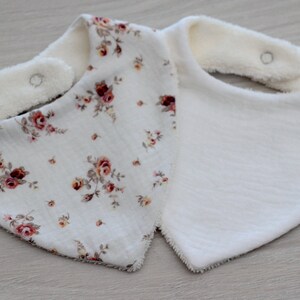 Bavoir bandana double gaze pour bébé, cadeau de naissance, bavoir fleurs, bavoir blanc, vendu à lunité image 4