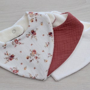 Bavoir bandana double gaze pour bébé, cadeau de naissance, bavoir fleurs, bavoir blanc, vendu à lunité image 1