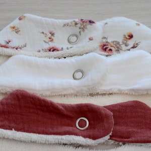 Bavoir bandana double gaze pour bébé, cadeau de naissance, bavoir fleurs, bavoir blanc, vendu à lunité image 8