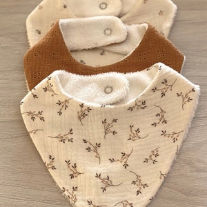 Bavoir bandana double gaze pour bébé, cadeau de naissance, bavoir moutarde et beige, bavoir brodé brodé ou motif fleur, vendu à lunité image 5