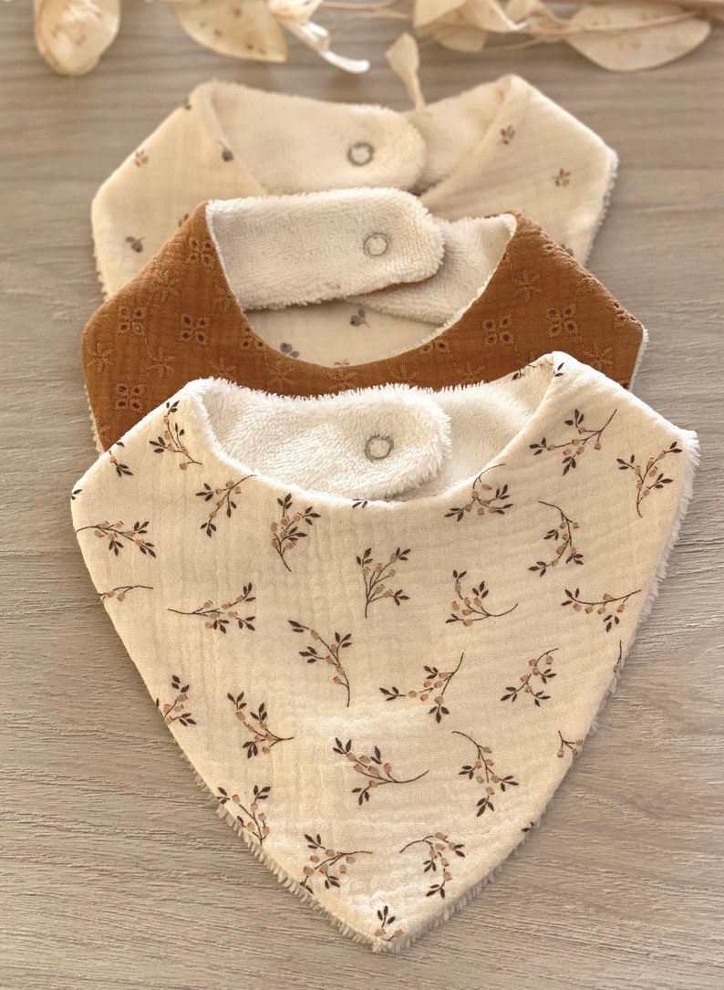 Bavoir bandana double gaze pour bébé, cadeau de naissance, bavoir moutarde et beige, bavoir brodé brodé ou motif fleur, vendu à lunité image 5