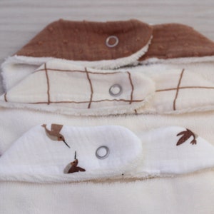 Bavoir bandana double gaze pour bébé, cadeau de naissance, bavoir camel, carreaux, motif oiseau, vendu à lunité image 8