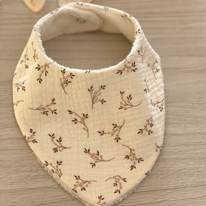 Bavoir bandana double gaze pour bébé, cadeau de naissance, bavoir moutarde et beige, bavoir brodé brodé ou motif fleur, vendu à lunité image 3