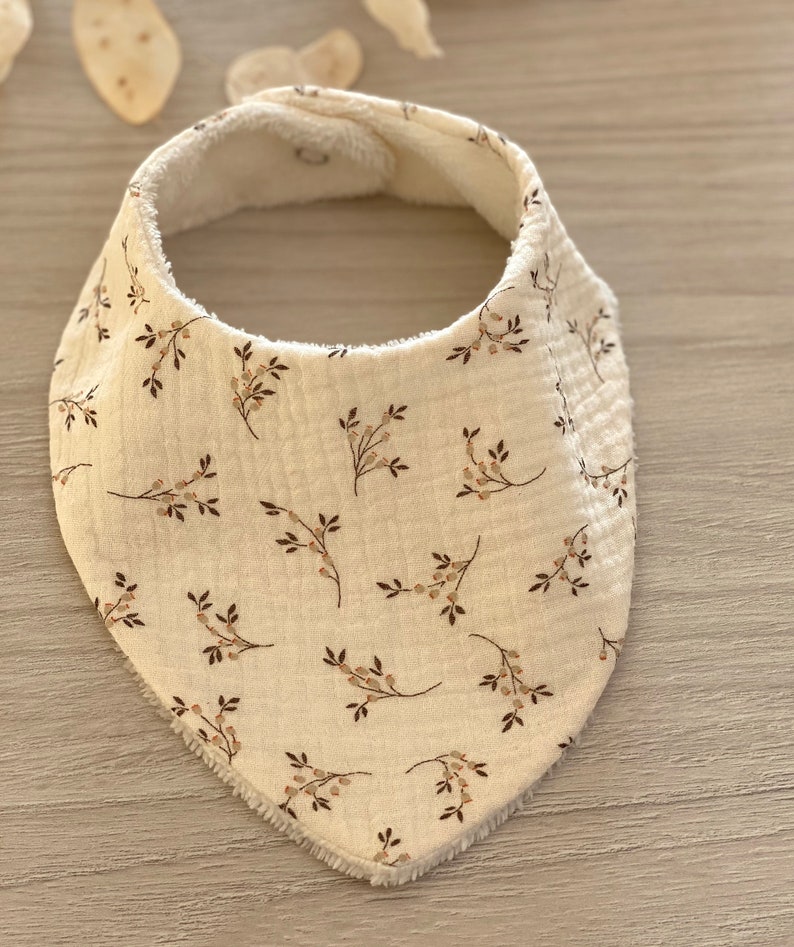 Bavoir bandana double gaze pour bébé, cadeau de naissance, bavoir moutarde et beige, bavoir brodé brodé ou motif fleur, vendu à lunité image 3