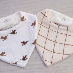 Bavoir bandana double gaze pour bébé, cadeau de naissance, bavoir camel, carreaux, motif oiseau, vendu à lunité image 6