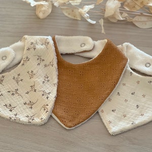 Bavoir bandana double gaze pour bébé, cadeau de naissance, bavoir moutarde et beige, bavoir brodé brodé ou motif fleur, vendu à lunité image 1