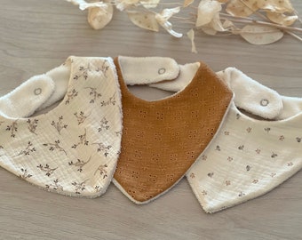 Babero bandana doble gasa para bebé, regalo nacimiento, babero mostaza y beige, babero bordado o estampado de flores, se vende individualmente