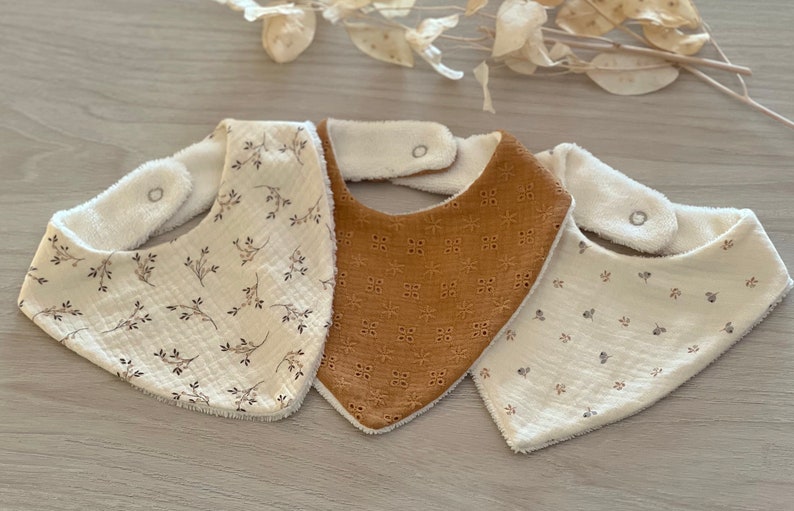 Bavoir bandana double gaze pour bébé, cadeau de naissance, bavoir moutarde et beige, bavoir brodé brodé ou motif fleur, vendu à lunité image 1