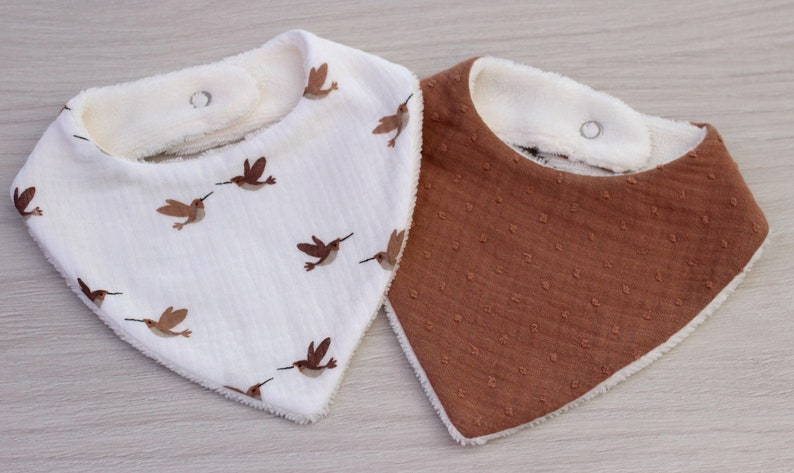 Bavoir bandana double gaze pour bébé, cadeau de naissance, bavoir camel, carreaux, motif oiseau, vendu à lunité image 7