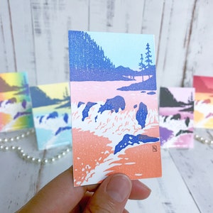 Custom Multicolor Bear and River Watercolor & Rubber Block Mini Print - 3,5 x 2" / 91 x 55 mm, Topper da tavolo, segnaposto, matrimonio